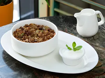 urth granola bowl from urth caffe, riyadh